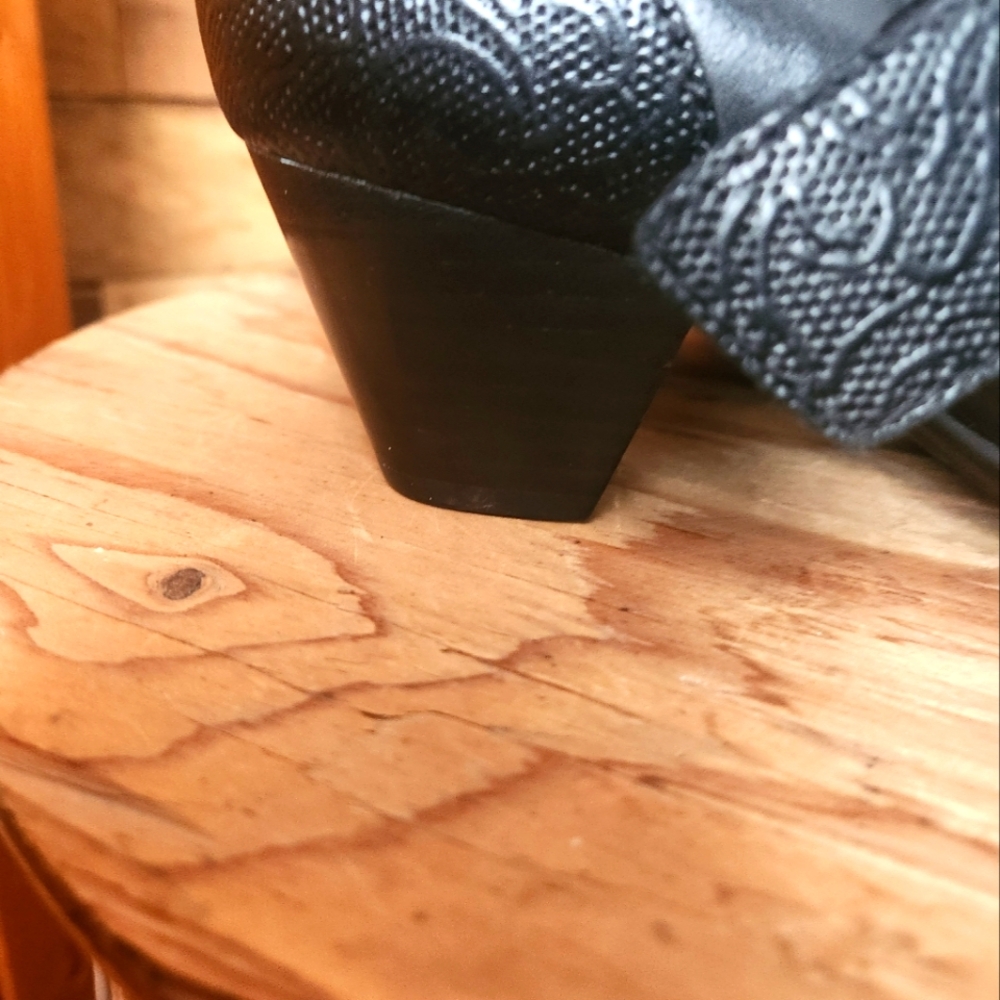 EARTH- NOBLE BLACK SMOOTH & EMBOSSED LEATHER MAY JANE COMFORT HEELS-SIZE 8.5 - Picture 3 of 7
